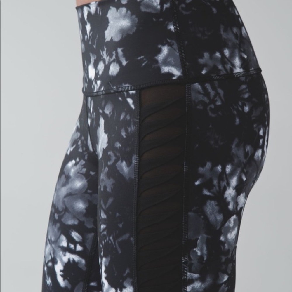 Lululemon Sunshine Salutation Crop (Full-On Luxtreme), Size 6, full on luxtreme